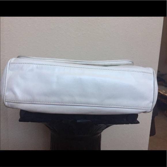 ‼️sale ‼️Chanel white lambskin flap bag - Picture 3 of 8